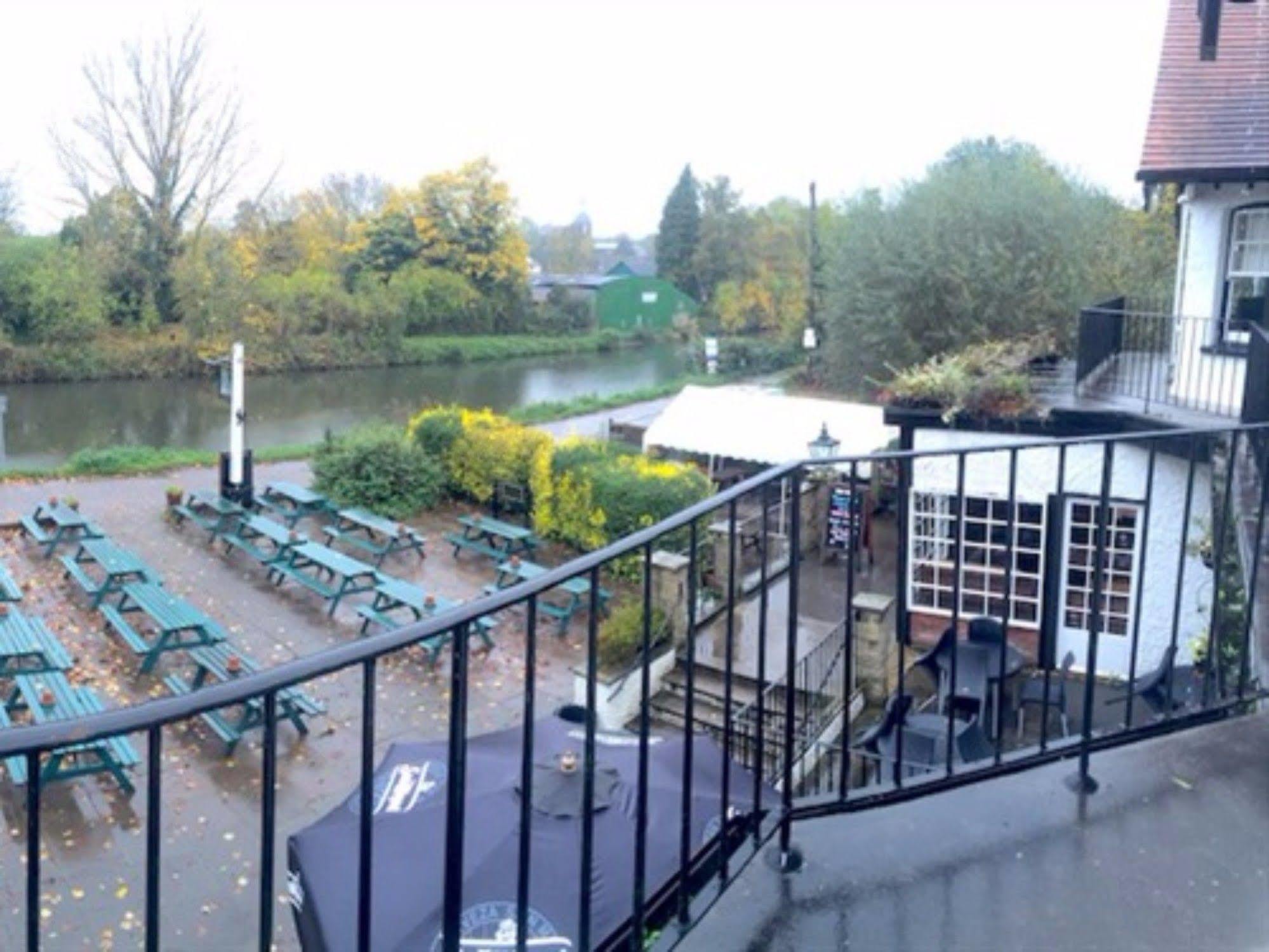 The Weir Hotel Walton-on-Thames Exterior photo