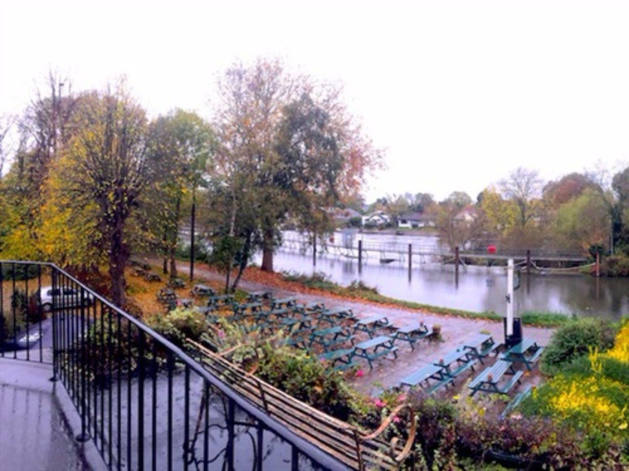 The Weir Hotel Walton-on-Thames Exterior photo