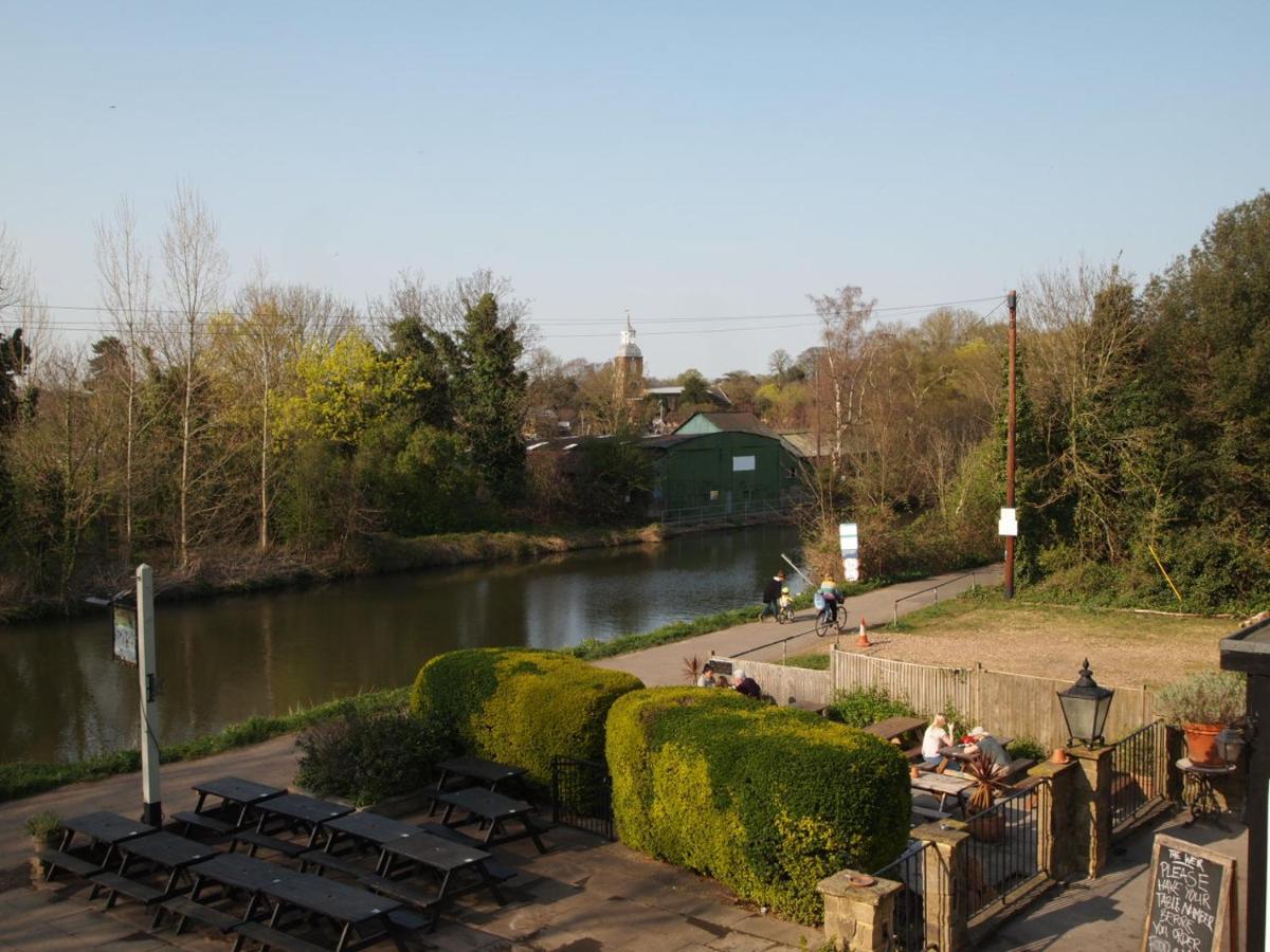 The Weir Hotel Walton-on-Thames Exterior photo